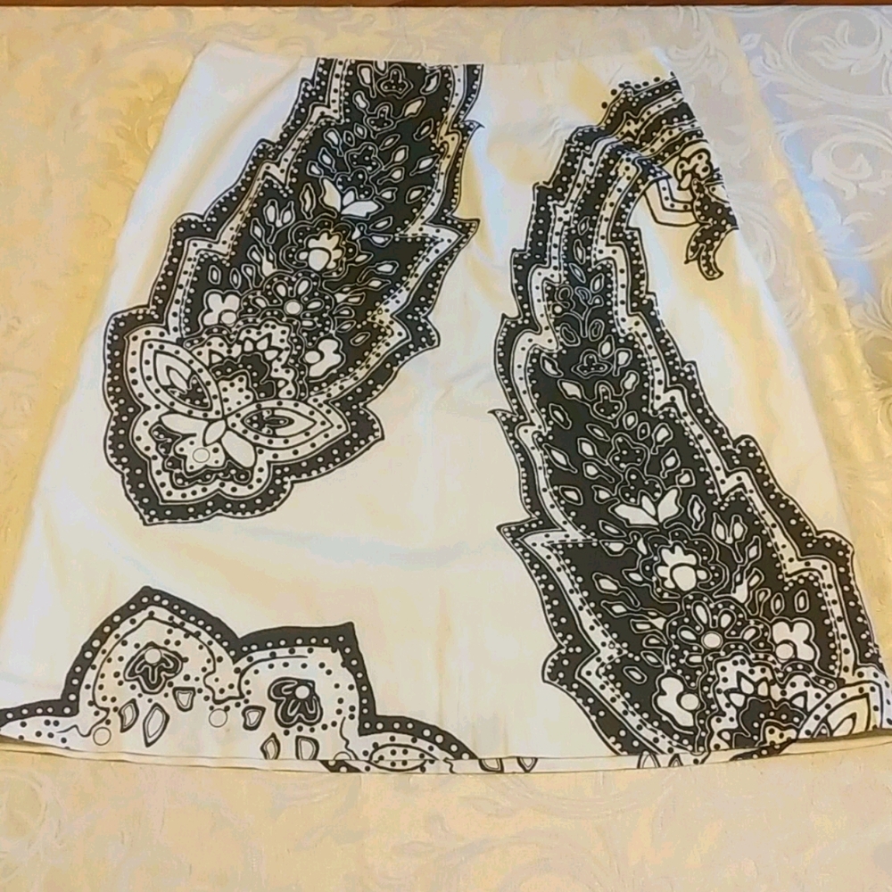 Harold's A-Line Black and White Floral Skirt
